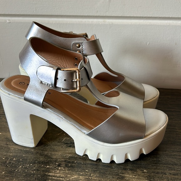 T STRAP PLATFORM SANDALS Size 7 - Picture 5 of 15